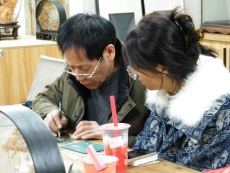 陳君錕老師指導實踐隊員制作軟木畫