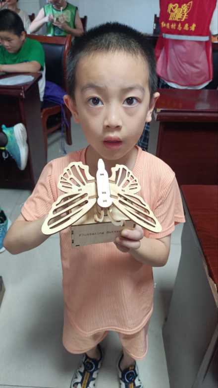 圖為方遠航小朋友向志愿者展示他的成果