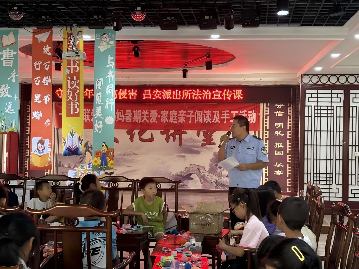 圖為實(shí)踐團(tuán)隊(duì)聯(lián)合警察開(kāi)展安全知識(shí)課堂 穆妮賽·玉蘇甫江 供圖