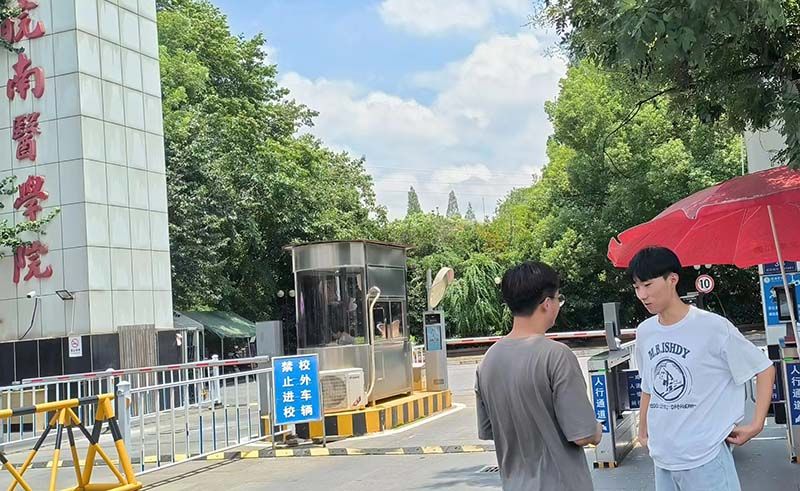 圖為團隊成員采訪皖南醫學院學生