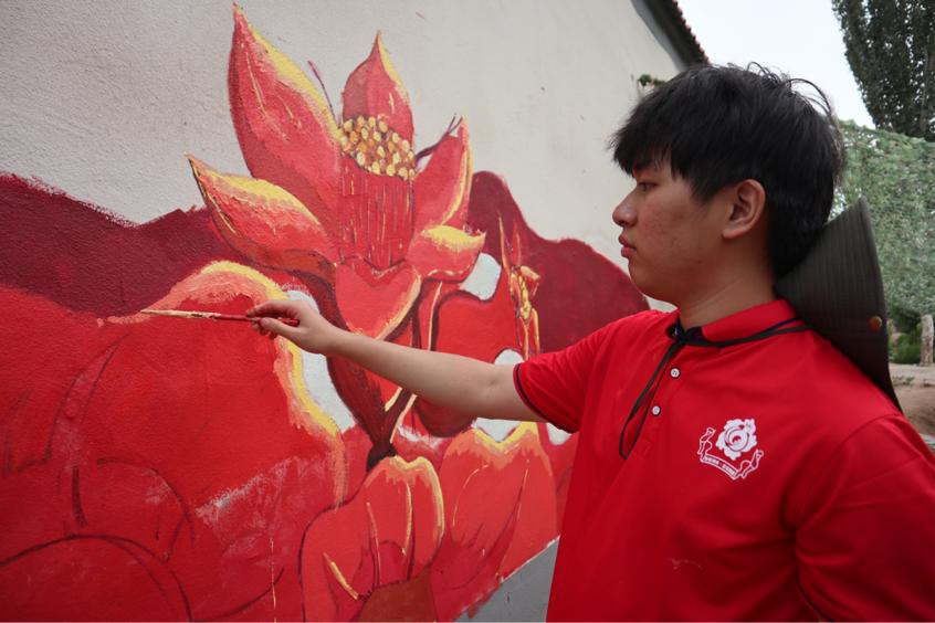 實(shí)踐隊(duì)成員繪制墻繪
