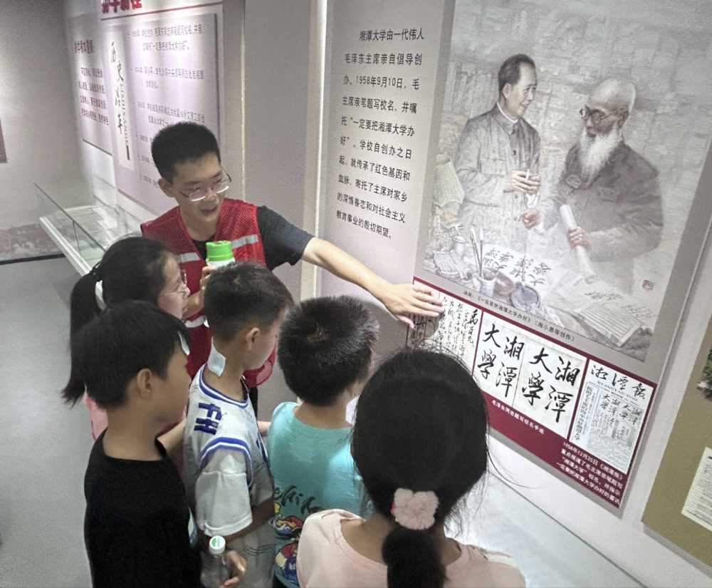 圖為紅旗村學子認真傾聽校史館講解