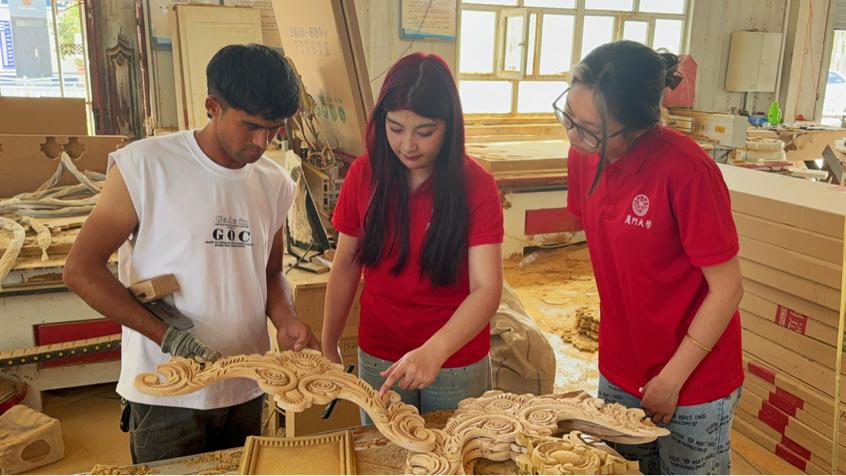 實(shí)踐隊(duì)參觀走訪喀什市新風(fēng)尚手工藝品專業(yè)合作社