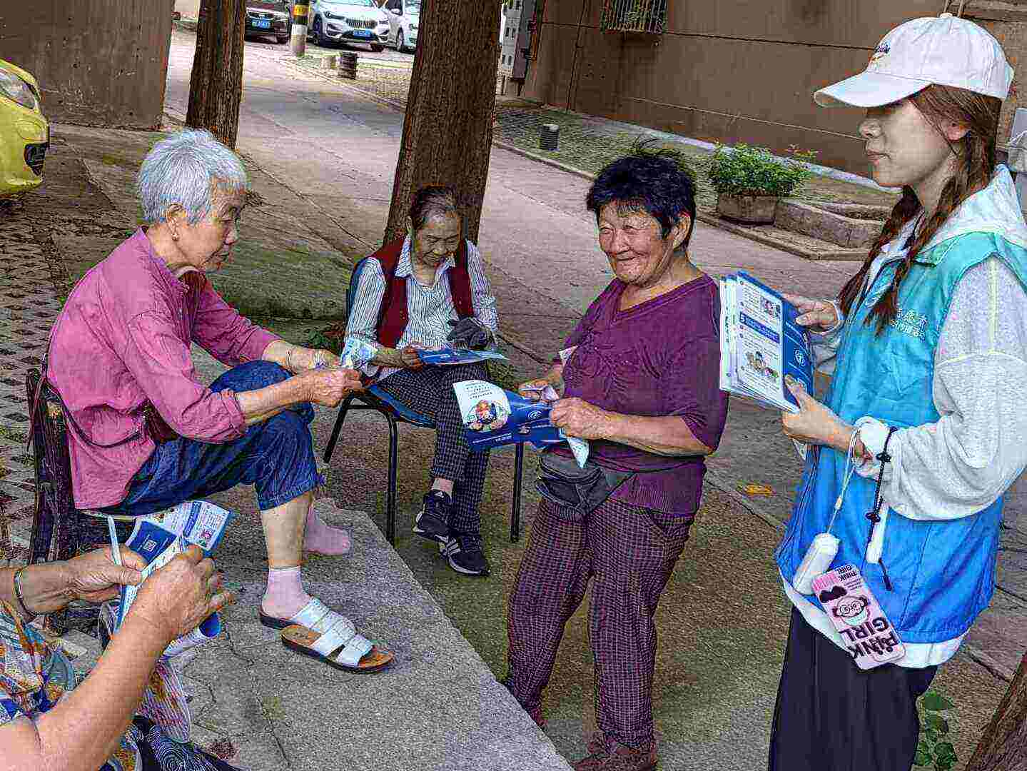 圖為志愿者與老人們一同科普防核小知識(shí)。通訊員 汪曼玉 供圖