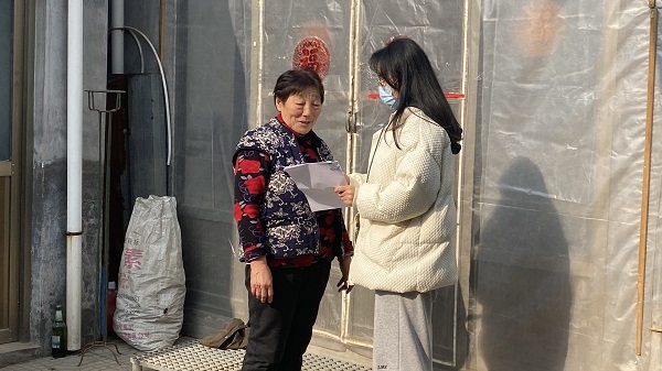 圖為成員張佳晨在山東省泰安市寧陽縣伏山鎮(zhèn)調(diào)研
