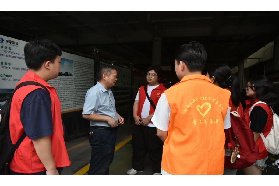 圖為團隊成員與公司成員交談