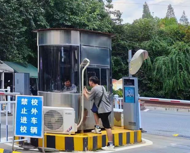 圖為團隊成員采訪皖南醫學院工作人員