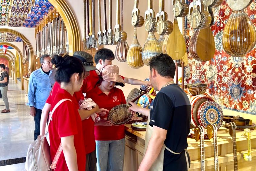 實(shí)踐隊(duì)參觀樂(lè)器博物館