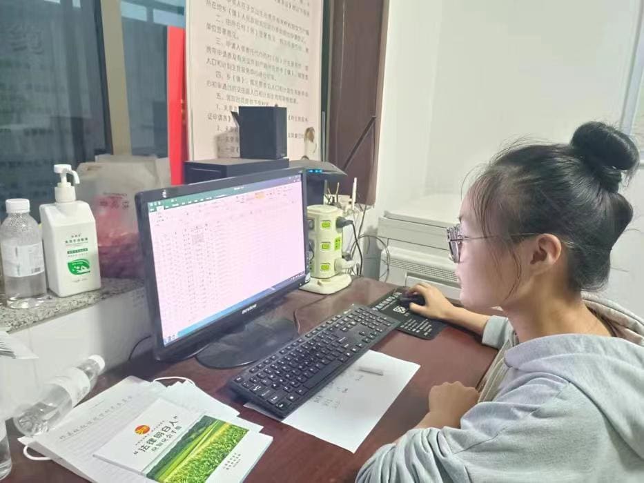 (圖為張鵑同學(xué)在做科普宣傳類數(shù)據(jù)整理)