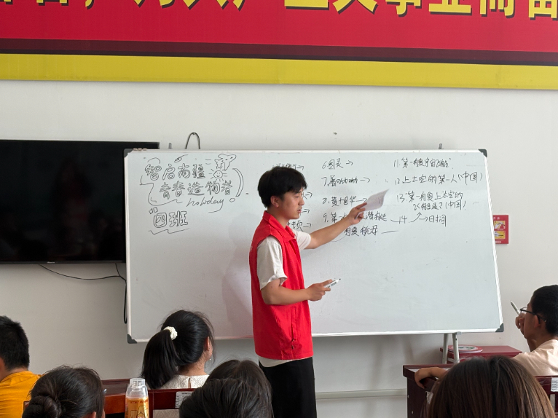圖為實(shí)踐團(tuán)隊(duì)成員補(bǔ)充講解名人事跡 吳紅梅 供圖