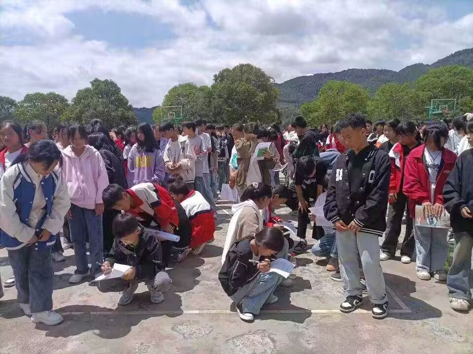 圖為學生填寫生態文明調查問卷