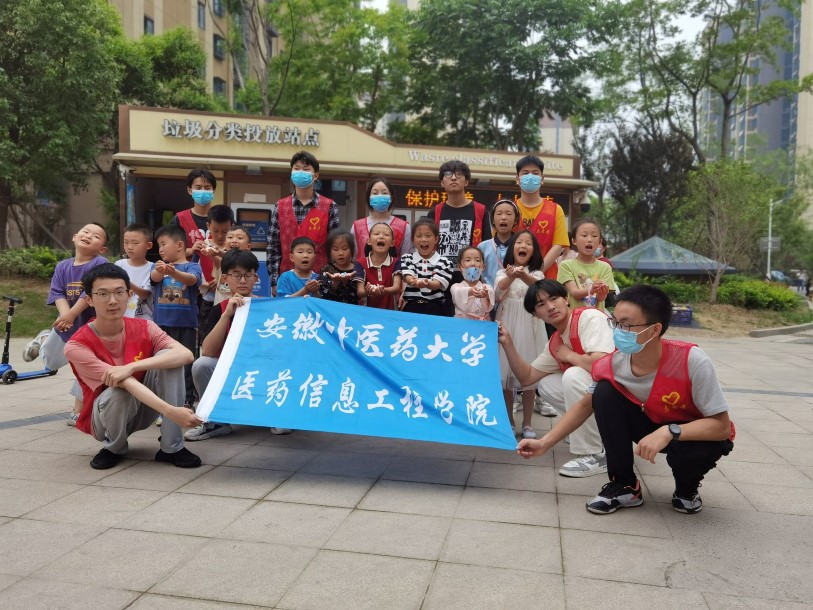 圖為活動圓滿結束,志愿者同小朋友們合影留念。