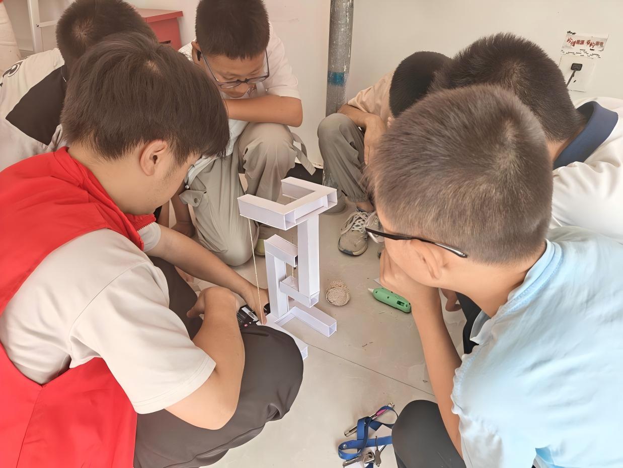 圖為實(shí)踐團(tuán)隊(duì)成員與小朋友們協(xié)作完成手工作品 穆妮賽·玉蘇甫江 供圖