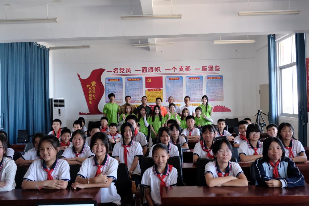 圖為實(shí)踐隊(duì)在前樓中心小學(xué)合影